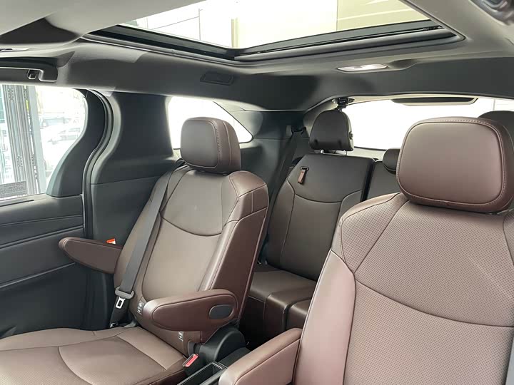 Фото 16 - Toyota Granvia