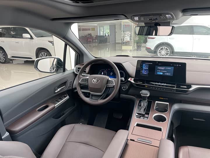 Фото 18 - Toyota Granvia