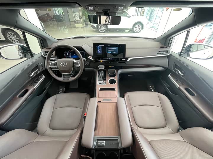 Фото 19 - Toyota Granvia