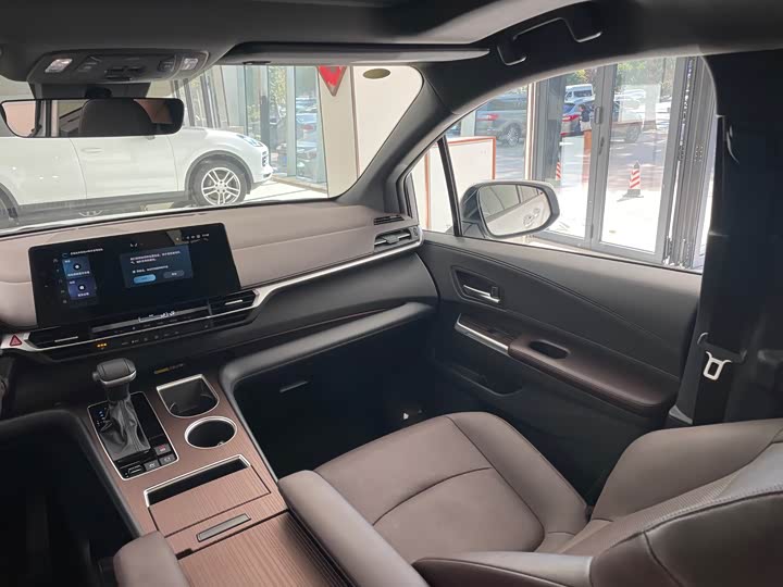 Фото 20 - Toyota Granvia