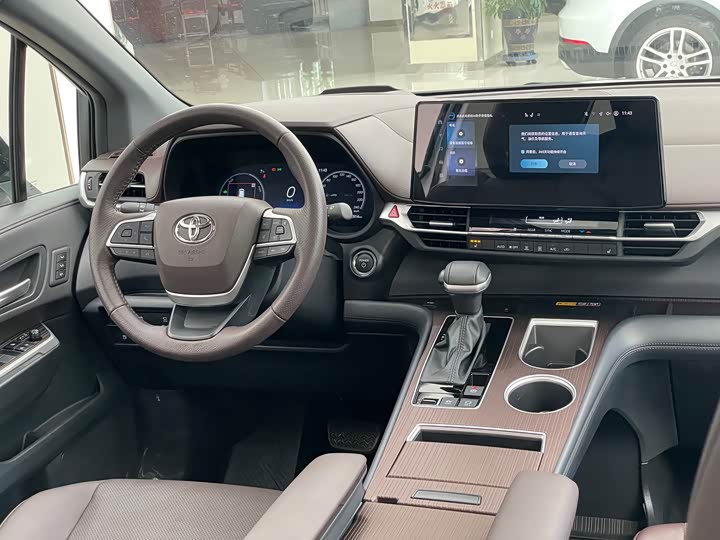 Фото 21 - Toyota Granvia