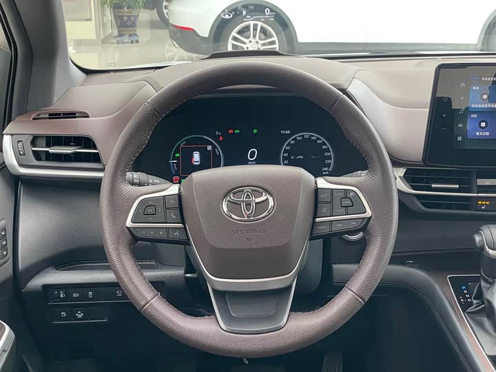 Фото 24 - Toyota Granvia