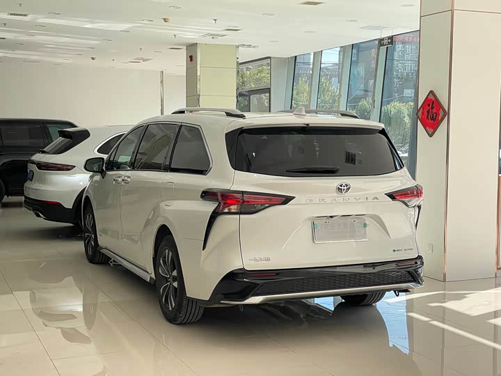 Фото 4 - Toyota Granvia