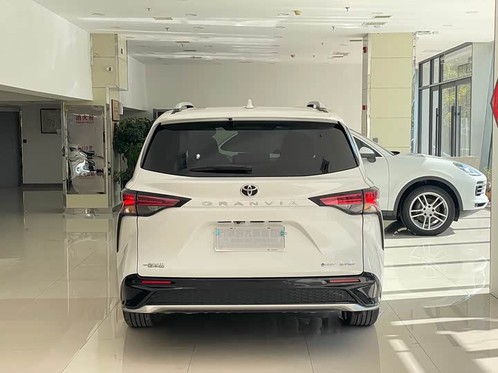 Фото 5 - Toyota Granvia