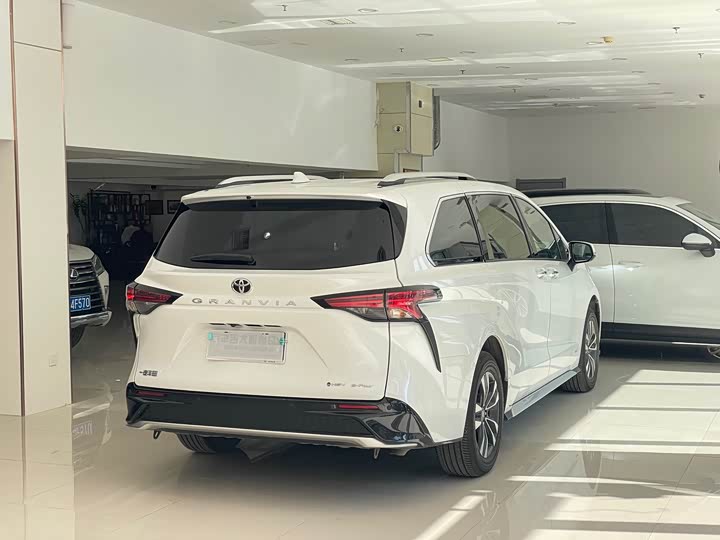 Фото 6 - Toyota Granvia