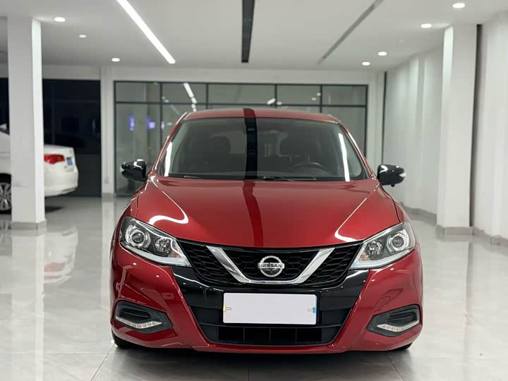 Фото 2 - Nissan Tiida