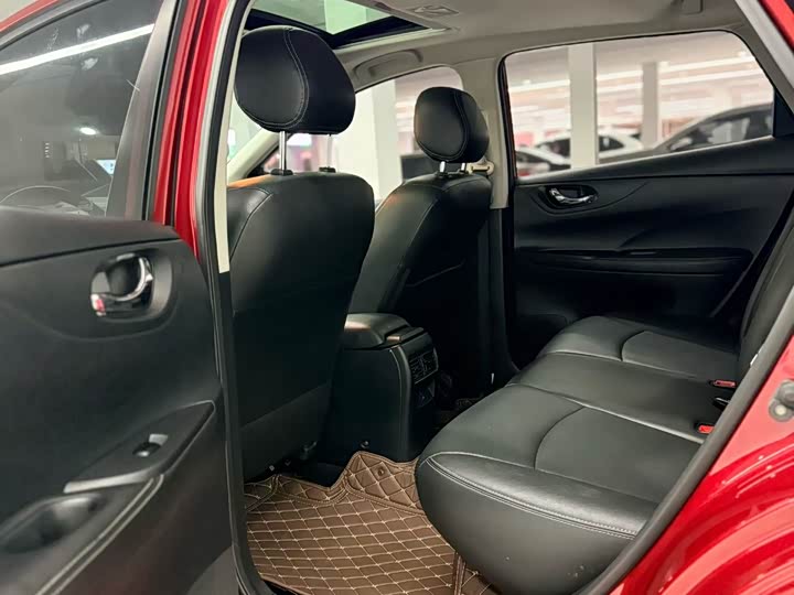 Фото 9 - Nissan Tiida