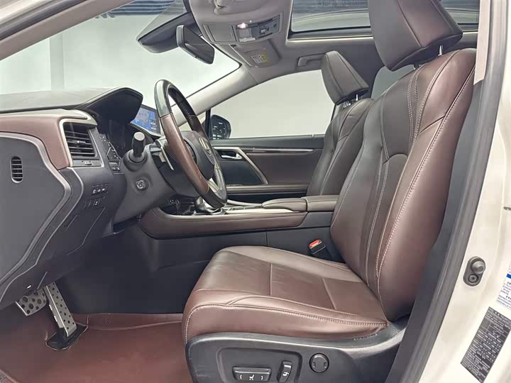 Фото 16 - Lexus RX