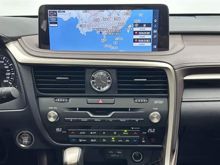 Фото 24 - Lexus RX