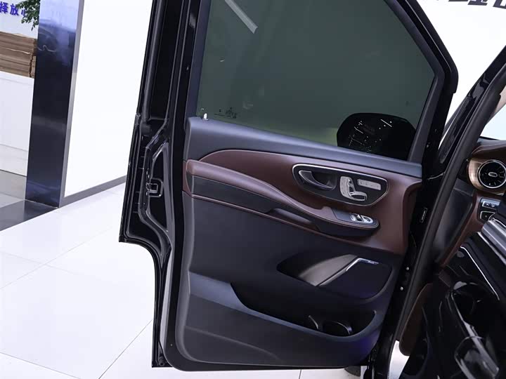 Фото 17 - Mercedes-Benz V-Class