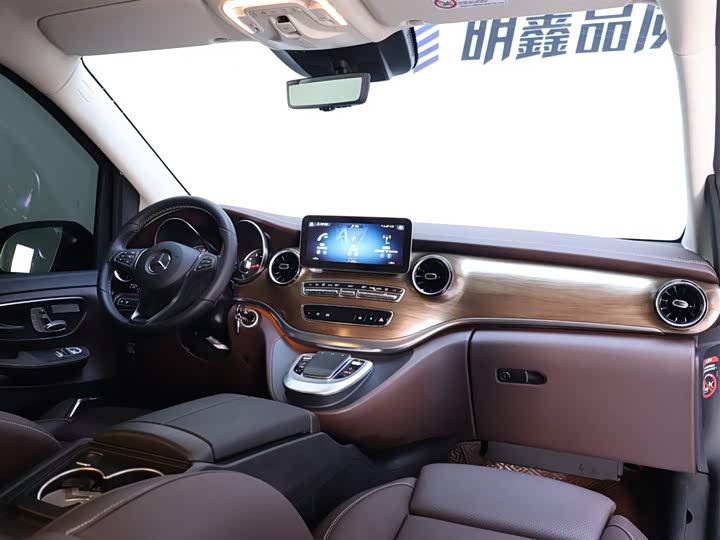 Фото 18 - Mercedes-Benz V-Class