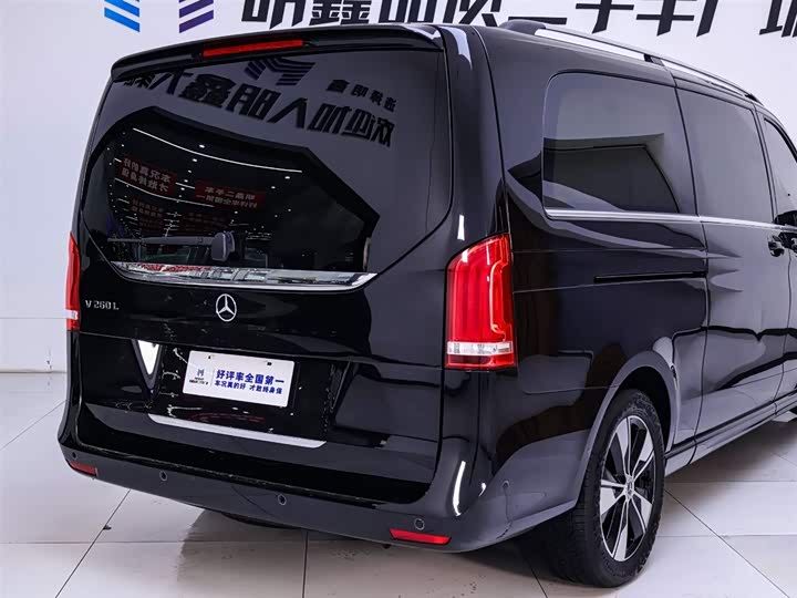 Фото 8 - Mercedes-Benz V-Class