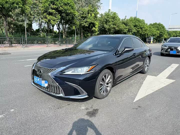 Фото 1 - Lexus ES