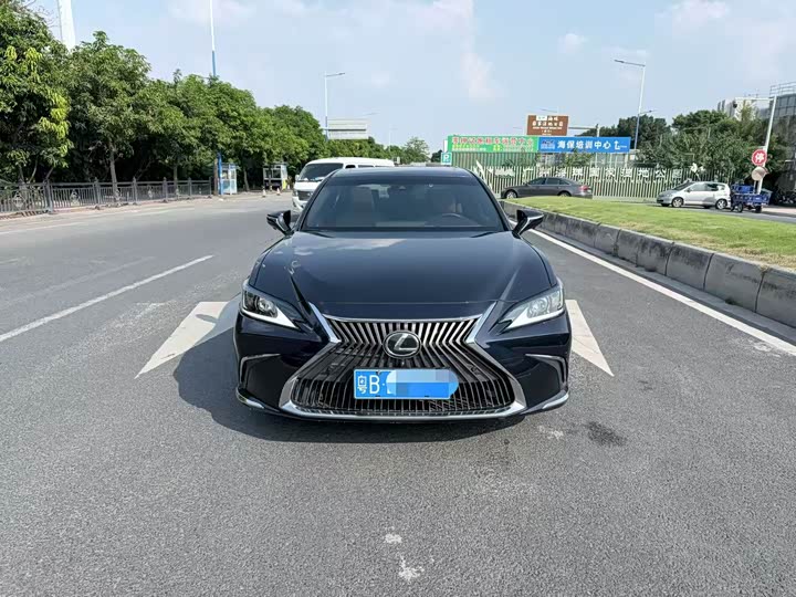 Фото 2 - Lexus ES