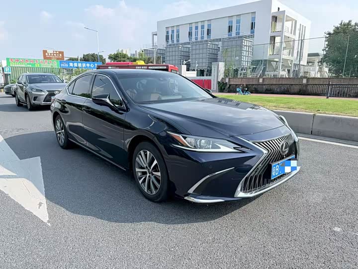 Фото 3 - Lexus ES