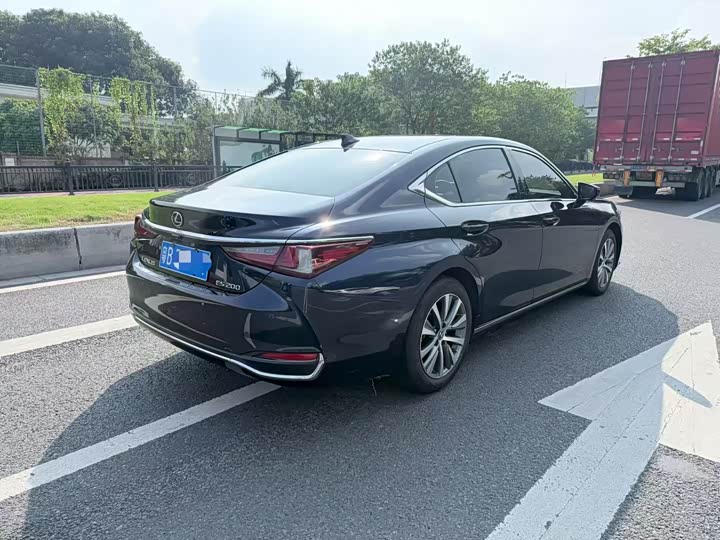 Фото 4 - Lexus ES