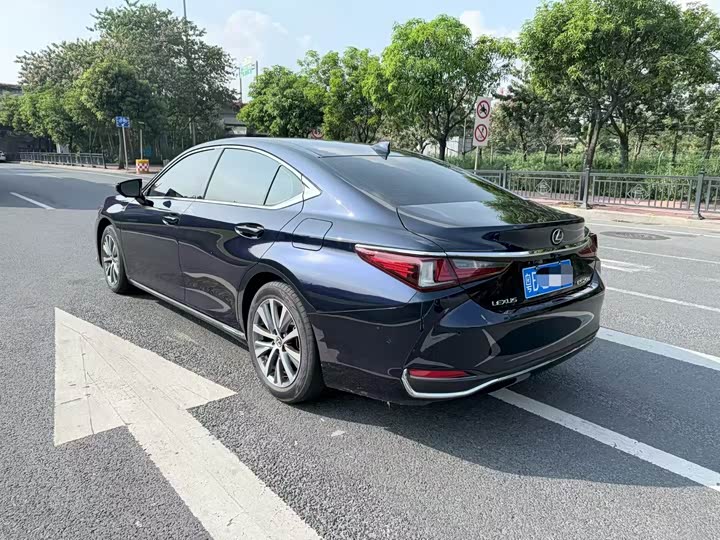 Фото 5 - Lexus ES