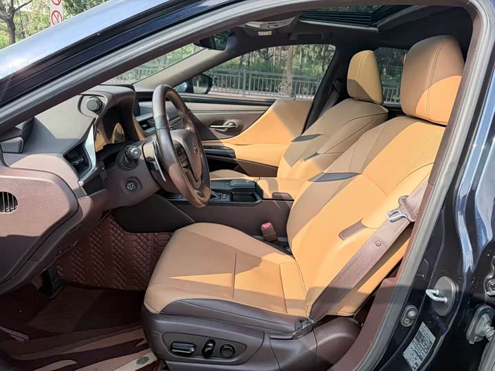 Фото 6 - Lexus ES