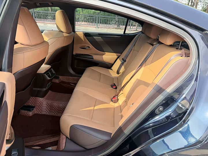 Фото 7 - Lexus ES