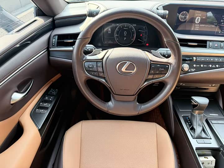 Фото 8 - Lexus ES