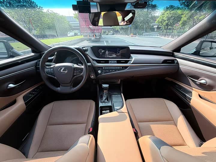 Фото 9 - Lexus ES