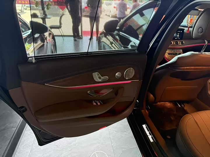 Фото 3 - Mercedes-Benz E-Class