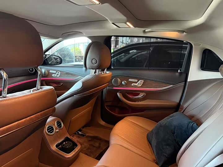 Фото 4 - Mercedes-Benz E-Class