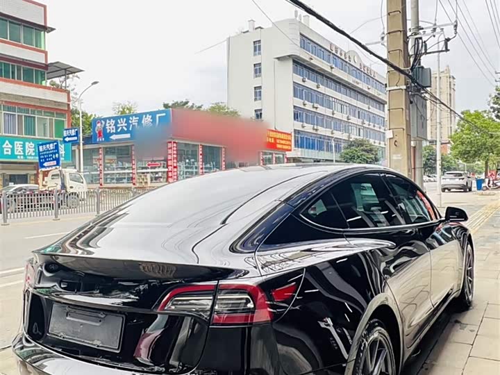 Фото 10 - Tesla Model 3