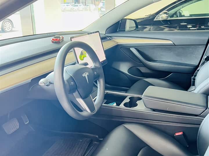 Фото 12 - Tesla Model 3