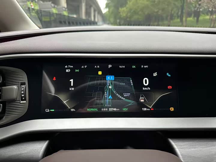 Фото 16 - Denza D9