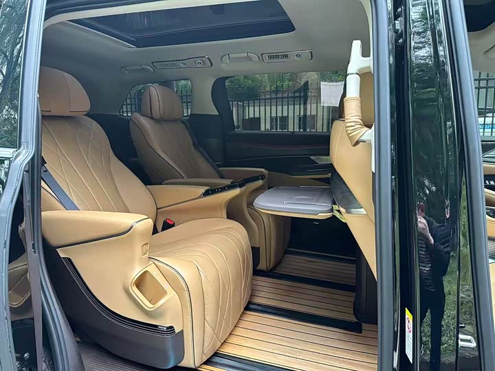 Фото 18 - Denza D9