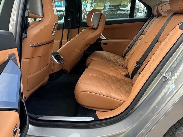 Фото 13 - BMW 7 Series