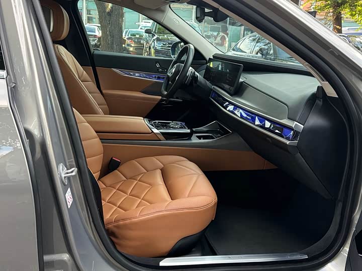 Фото 14 - BMW 7 Series