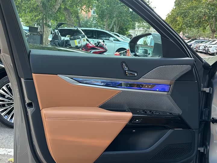 Фото 8 - BMW 7 Series