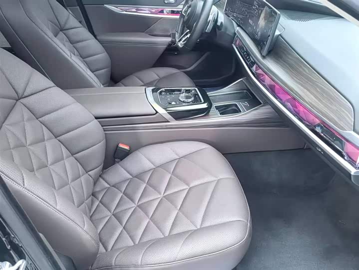 Фото 9 - BMW 7 Series