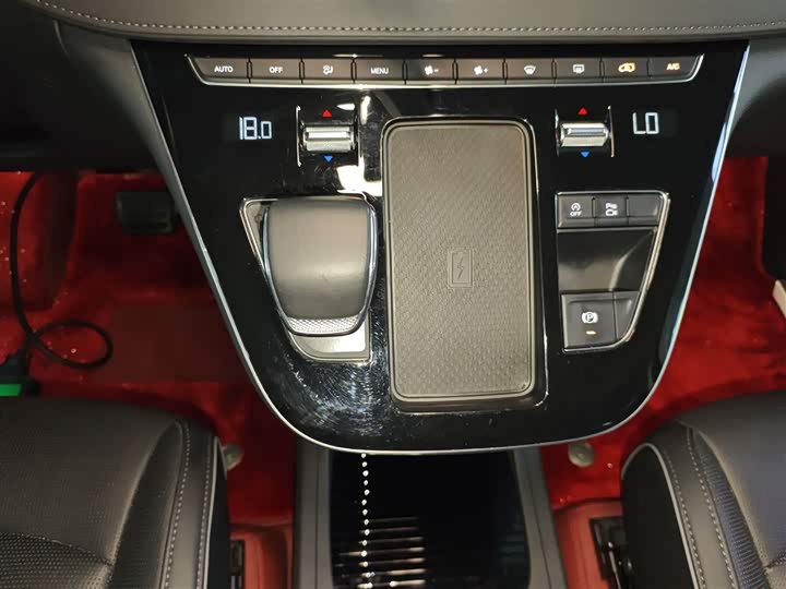 Фото 14 - Hongqi HQ9