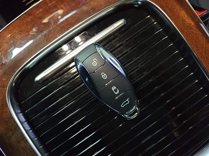 Фото 9 - Hongqi HQ9