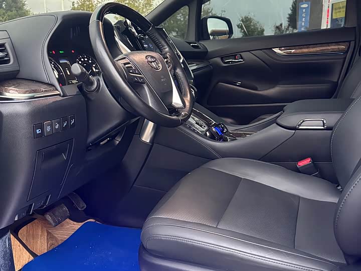 Фото 10 - Toyota Vellfire