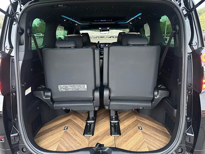 Фото 18 - Toyota Vellfire