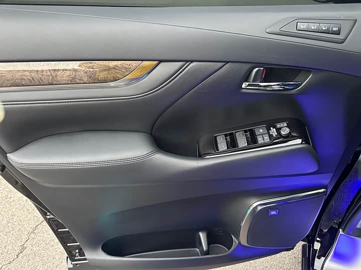 Фото 9 - Toyota Vellfire