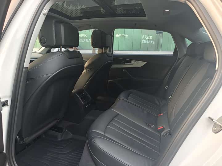 Фото 11 - Audi A4L