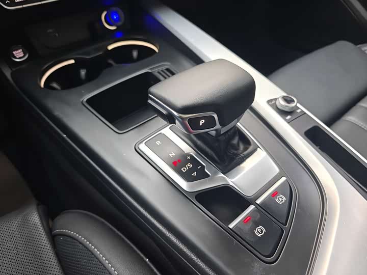 Фото 15 - Audi A4L