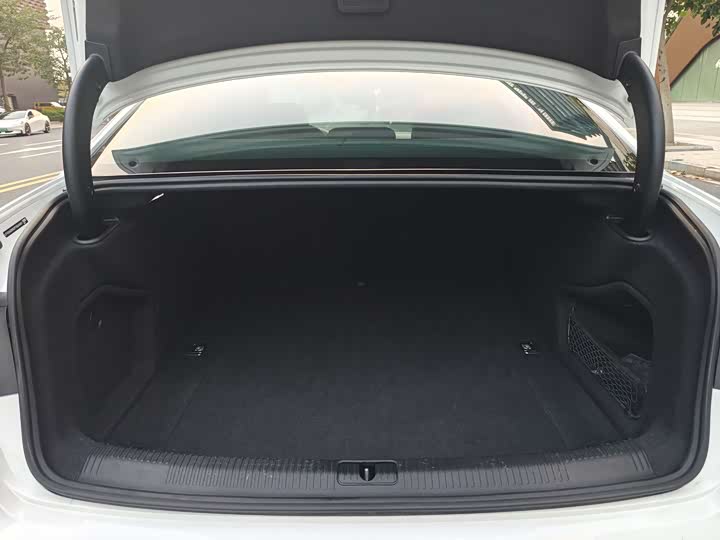 Фото 18 - Audi A4L