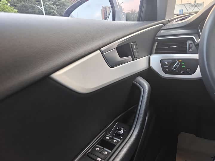 Фото 19 - Audi A4L