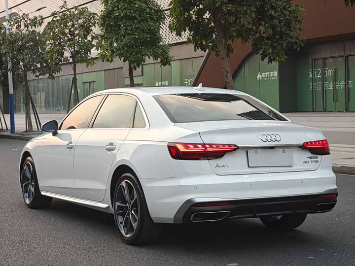 Фото 6 - Audi A4L