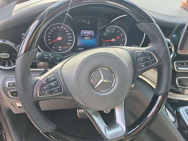 Фото 10 - Mercedes-Benz V-Class