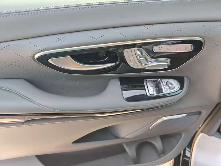 Фото 13 - Mercedes-Benz V-Class