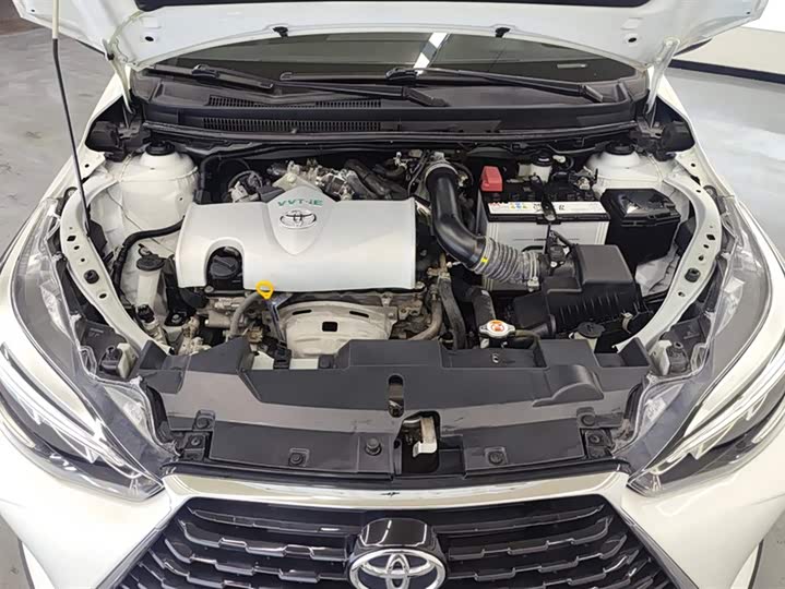 Фото 10 - Toyota Yaris L Hatchback