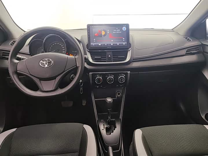 Фото 12 - Toyota Yaris L Hatchback