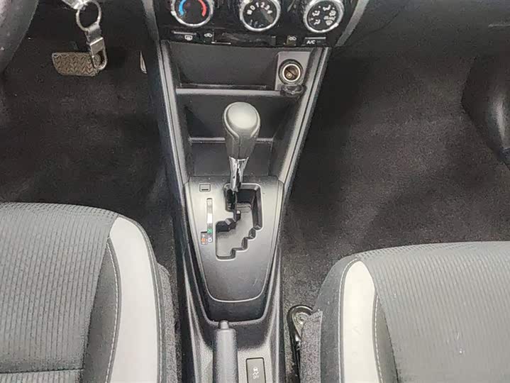 Фото 16 - Toyota Yaris L Hatchback